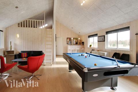 Förutom de många timmar som du kan tillbringa i stugans poolavdelning erbjuder lyxstuga 358 även biljard, bordtennis och dart