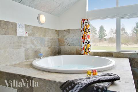 Njut av spabadets värme i lyxstuga nr 358 i Østjylland