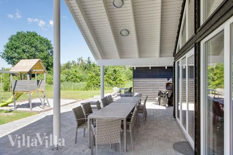 Lyxstuga nr 358 har en härlig terrass med sköna trädgårdsmöbler för 18 personer.