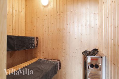 Njut av bastuvärmen i lyxstuga nr 358 för 18 personer