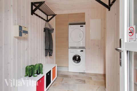 Den rymliga entrén i lyxstuga nr 358 i Østjylland