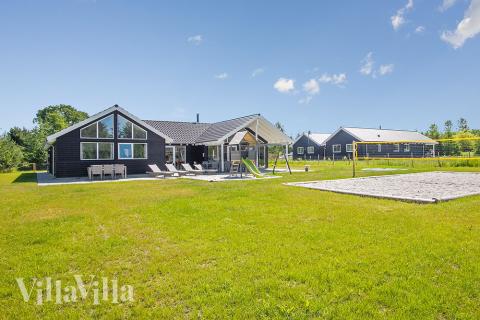 Den tjusiga sommarstugan nr 358 med gott om plats för upp till 18 personer