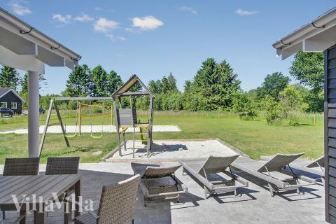 Njut av en grillkväll på terrassen i lyxstuga nr 358 i Østjylland