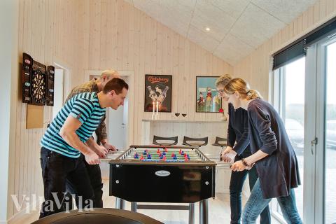 Lyxstuga 357 för 18 personer har ett stort aktivitetsrum med bl.a. biljard och dart