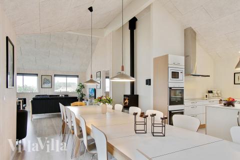 Vardagsrummet i lyxstuga nr. 357 har plats för 18 personer.