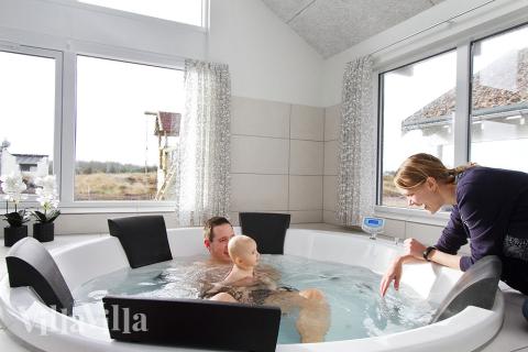 Njut av spabadets värme i lyxstuga nr 357 i Vestjylland