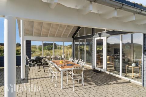 På terrassen i sommarhus nr 357 finns det plats för upp till 18 gäster.