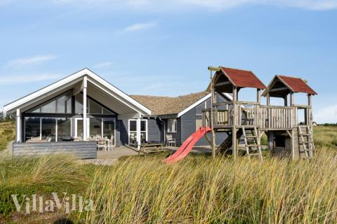 Njut av en grillkväll på terrassen i lyxstuga nr 357 i Vestjylland