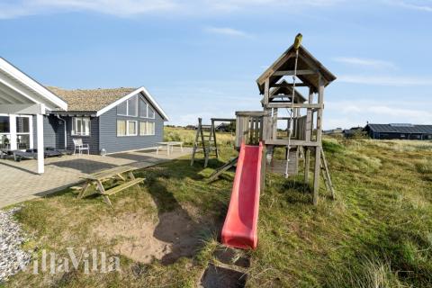 Till den trevliga sommarstugan nr 357 i Vestjylland erbjuds en mängd utomhusaktiviteter, t.ex. lektorn och gungor