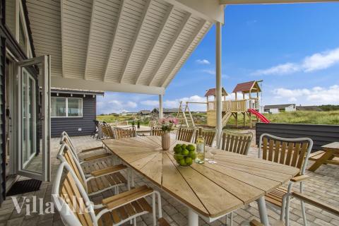 Lyxstuga nr 357 har en härlig terrass med sköna trädgårdsmöbler för 18 personer.