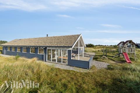 Den praktfulla poolstugan nr 357 med plats för 18 personer ligger i Vestjylland