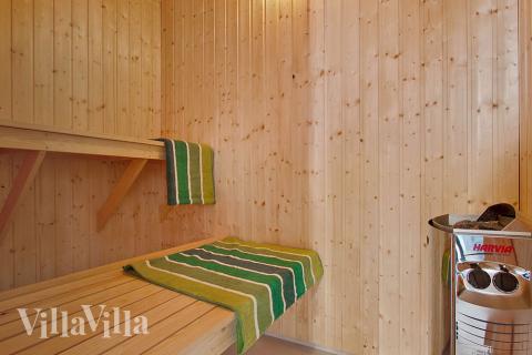 Njut av bastuvärmen i lyxstuga nr 361 för 18 personer