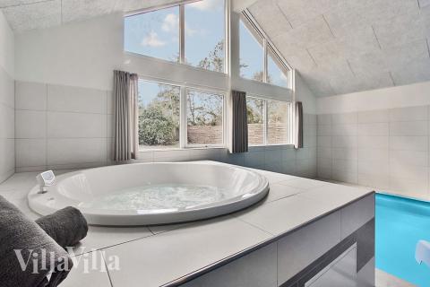 Njut av spabadets värme i lyxstuga nr 361 i Nordsjälland