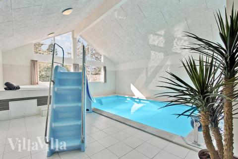 Sommarstuga 361 är inredd med en smakfull poolavdelning som har vattenrutschbana, ett stort inbyggt spapad och bastu