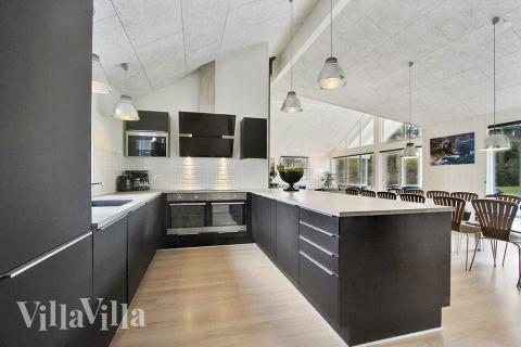 Köket i lyxstuga nr 361 är utrustat så att ni kan laga mat till 18 personer.