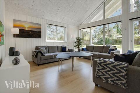 Det stora ljusa vardagsrummet i lyxstuga nr 361 för 18.