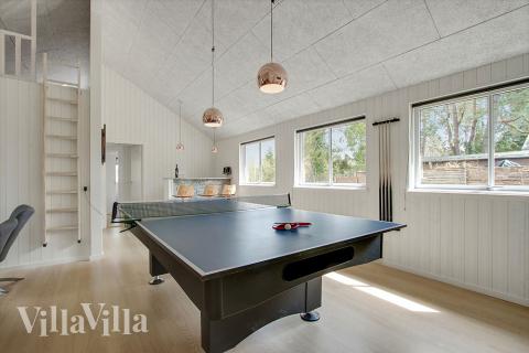 Förutom de många timmar som du kan tillbringa i stugans poolavdelning erbjuder lyxstuga 361 även biljard, bordtennis och dart