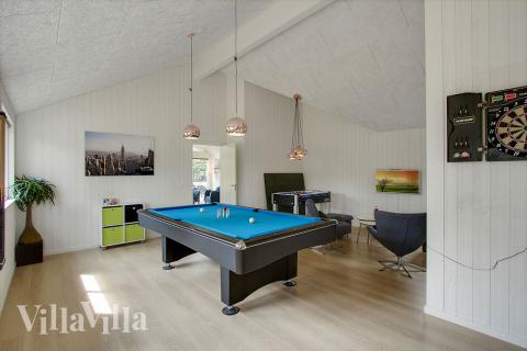 Lyxstuga 361 för 18 personer har ett stort aktivitetsrum med bl.a. biljard och dart