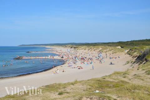 Stranden i närheten av lyxhus 361 i Nordsjälland bjuder in till en promenad.