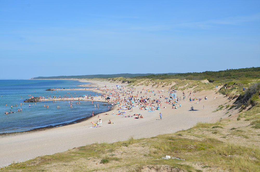 Stranden i närheten av lyxhus 361 i Nordsjälland bjuder in till en promenad.