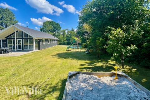 Till den trevliga sommarstugan nr 361 i Nordsjälland erbjuds en mängd utomhusaktiviteter, t.ex. lektorn och gungor