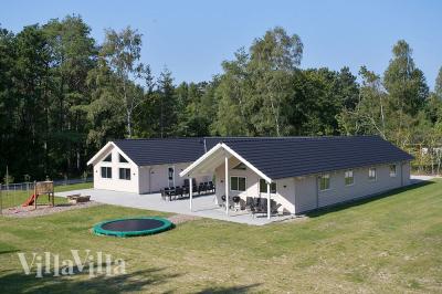 Den praktfulla poolstugan nr 362 med plats för 24 personer ligger i Nordsjälland