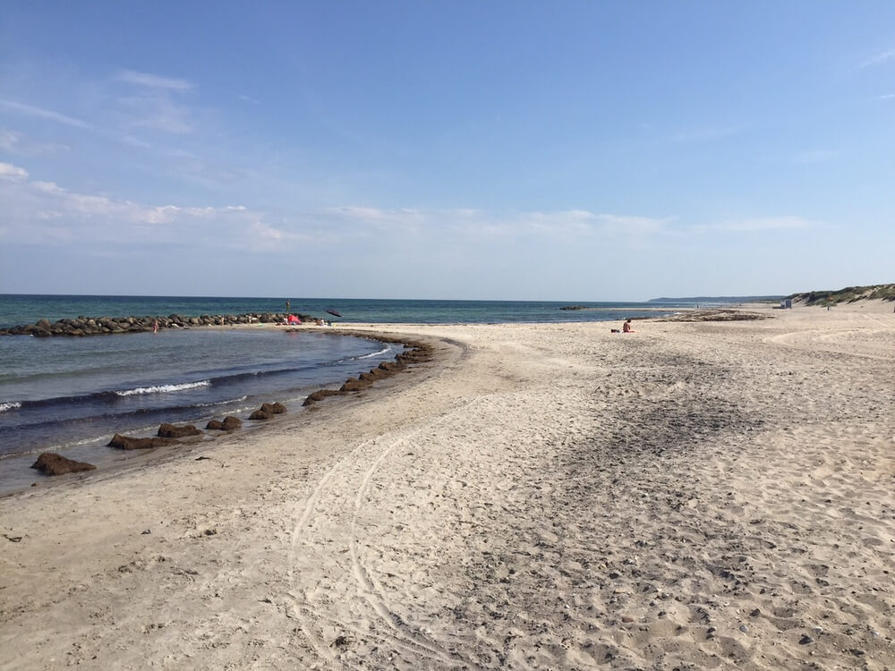 Stranden i närheten av lyxhus 362 i Nordsjälland bjuder in till en promenad.