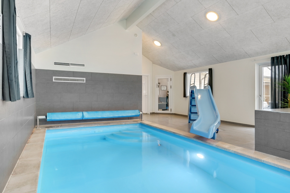 Den härliga poolen i lyxstuga nr 362 för 24 personer