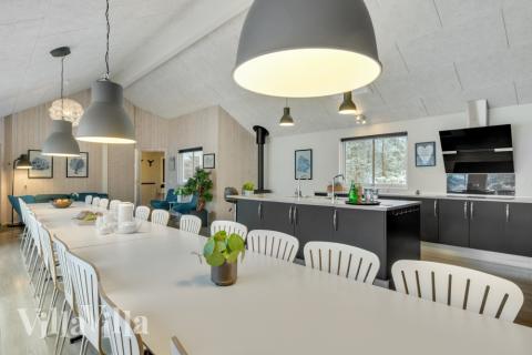 Det stora ljusa vardagsrummet i lyxstuga nr 362 för 24.