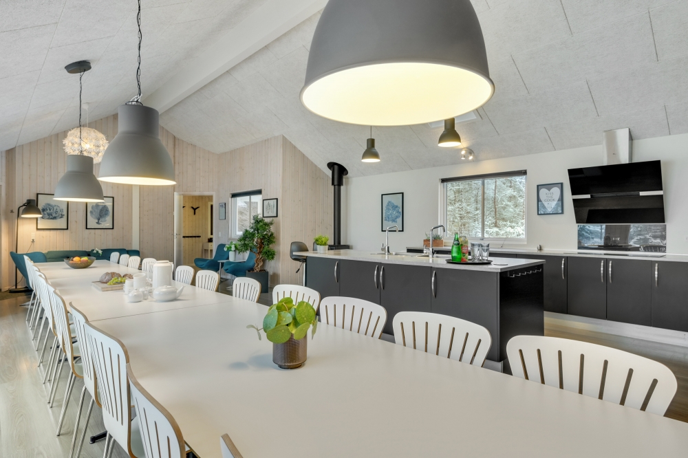 Det stora ljusa vardagsrummet i lyxstuga nr 362 för 24.