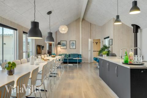 Vardagsrummet i lyxstuga nr. 362 har plats för 24 personer.