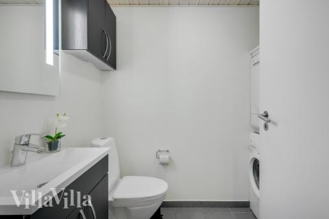 Ett duschrum finns i lyxstuga nr 362 för 24 personer.