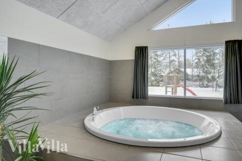 Njut av spabadets värme i lyxstuga nr 362 i Nordsjälland