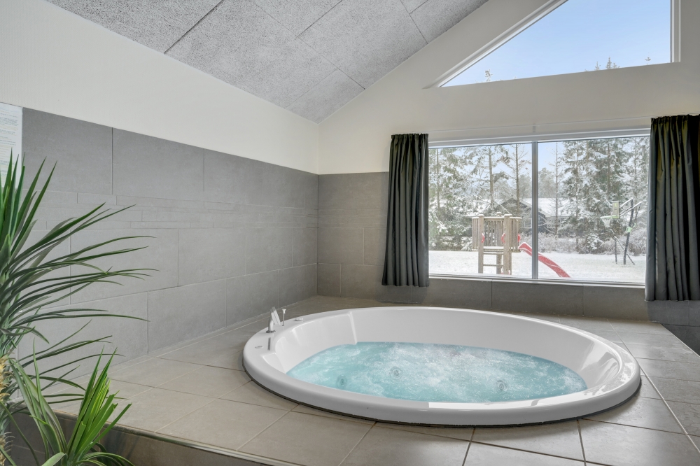 Njut av spabadets värme i lyxstuga nr 362 i Nordsjälland