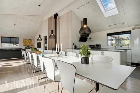 Det stora ljusa vardagsrummet i lyxstuga nr 363 för 20.