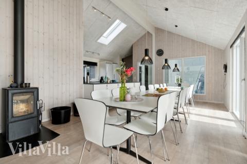 Vardagsrummet i lyxstuga nr. 363 har plats för 20 personer.