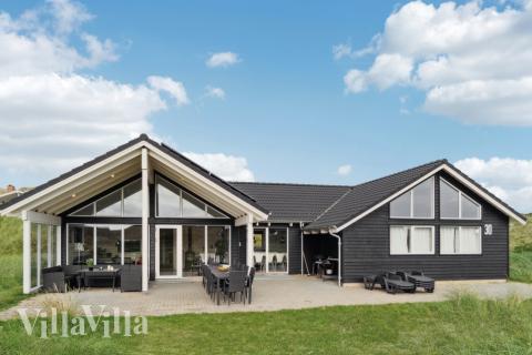 Lyxstuga nr 363 har en härlig terrass med sköna trädgårdsmöbler för 20 personer.