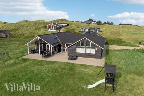 Den praktfulla poolstugan nr 363 med plats för 20 personer ligger i Vestjylland