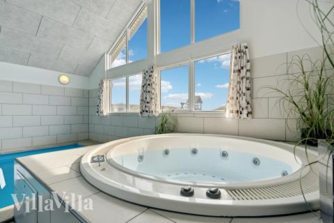 Njut av spabadets värme i lyxstuga nr 363 i Vestjylland