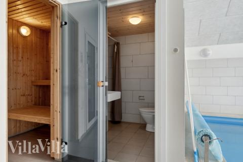 Njut av bastuvärmen i lyxstuga nr 363 för 20 personer