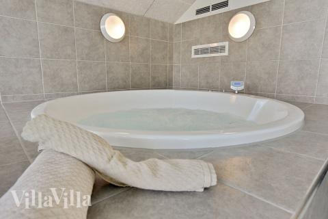 Njut av spabadets värme i lyxstuga nr 366 i Lolland/Falster/Møn