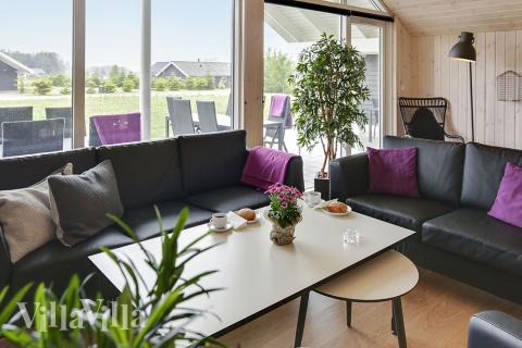 Ni kan sitta 14 personer tillsammans i vardagsrummet när ni besöker lyxhus nr 366 i Lolland/Falster/Møn.