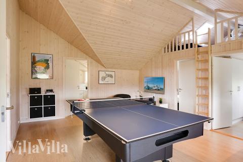 Förutom de många timmar som du kan tillbringa i stugans poolavdelning erbjuder lyxstuga 366 även biljard, bordtennis och dart