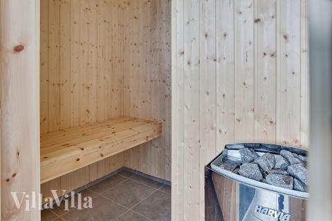 Njut av bastuvärmen i lyxstuga nr 366 för 14 personer