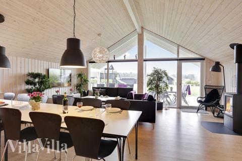 Det stora ljusa vardagsrummet i lyxstuga nr 366 för 14.