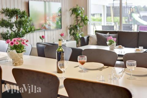 Vardagsrummet i lyxstuga nr. 366 har plats för 14 personer.