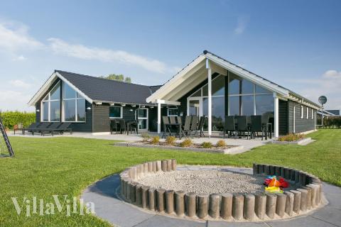 Vackert beläget nära Råbylille Strand ligger detta poolhus med massor av aktivitetsmöjligheter för både stora och små.