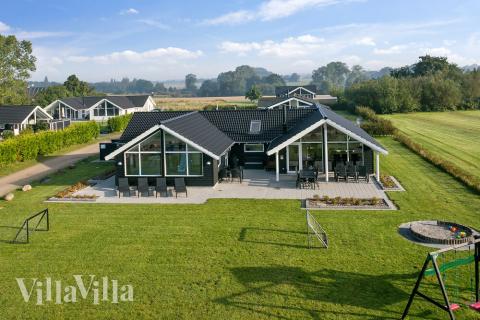 Lyxstuga nr 366 har en härlig terrass med sköna trädgårdsmöbler för 14 personer.