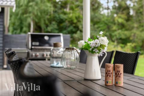 Stor terrass i lyxstuga nr 365 i Nordsjälland.