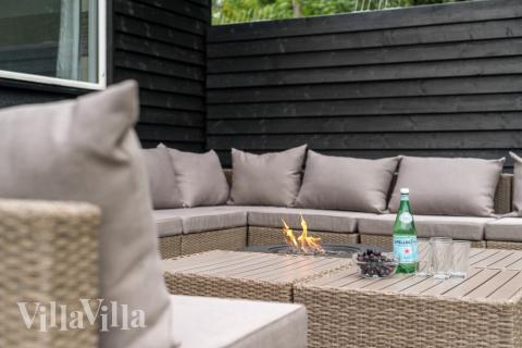 På terrassen i sommarhus nr 365 finns det plats för upp till 20 gäster.